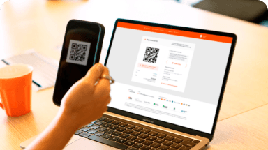 Pessoa feliz com um notebook.